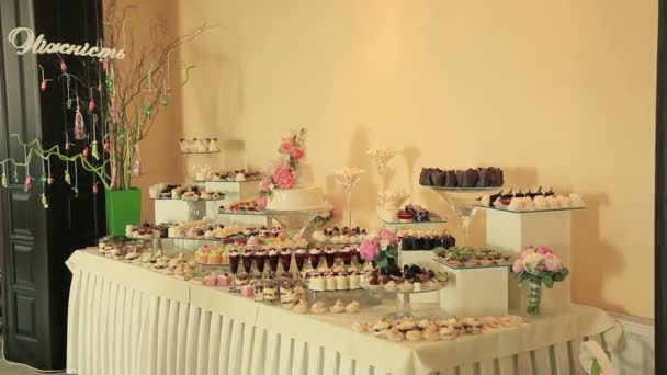 Buffet con dulces en la boda — Vídeo de stock