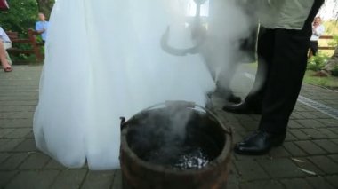 Kırmızı sıcak at nalı bir kova suda serin.