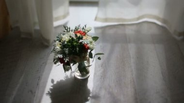 Güzel yakınındaki açık balkon kapı cam vazoda çiçekler buket