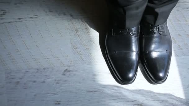 Man standing on the wooden floor background — Stock Video