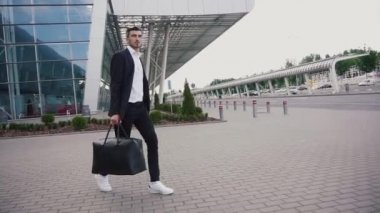 Çekici sakallı işadamı havaalanında taksi arıyorum