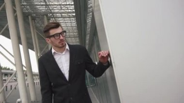 Gündelik kentsel profesyonel işadamı erkek model havaalanı bina arka planda poz