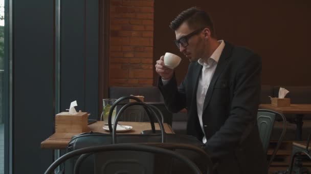 에스프레소 커피 한 잔을 마시는 클로즈업 잘생긴 남성 모델 사업가. 뜨거운 음료. 점심 시간. — 비디오