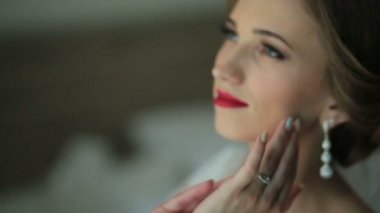 Güzel dalgın gelin yumuşak yüzüne dokunur ve rüya gibi gözlerini kapatır