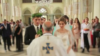 Düğün töreni sırasında kilisede yeşil defne çelenk giyen düğün çifti. 31.08. 2015, Sts. Olha ve Elizabeth Kilisesi, Lviv, Ukrayna