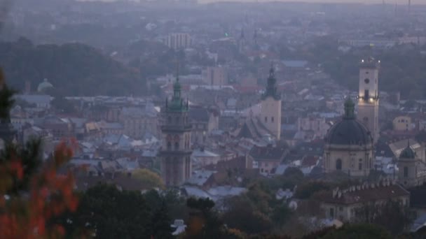 Belle vue sur le dessus avec les toits de la vieille ville européenne le soir. Lviv, Ukraine . — Video