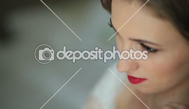 Son derece güzel gelin feelyng utangaç ona elbise ve gülümsüyor giderir