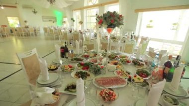 Bir lüks Düğün Tablo ayarı. Birçok farklı atıştırmalıklar ve içecekler masaya