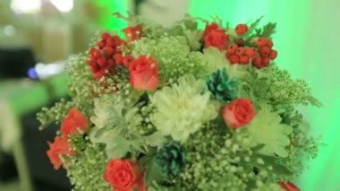 Güzel çiçek buket lüks parti masada. Aşırı yakın çekim