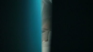 Kameraya gülümseyen ve mavi perde arkasında saklanıyor büyüleyici utangaç gelin portresi