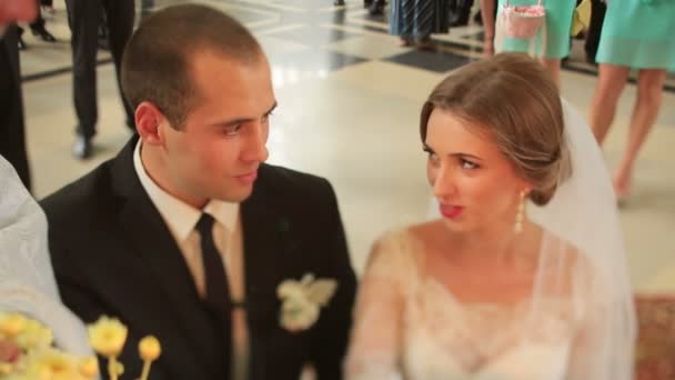 Νύφη και γαμπρός γονατίζουν πριν από το βωμό και λέει όρκους κατά τη διάρκεια της γαμήλιας τελετής — Αρχείο Βίντεο