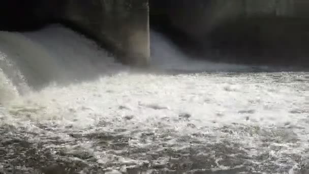 Водопад станции очистки сточных вод, мощный ревущий поток — стоковое видео
