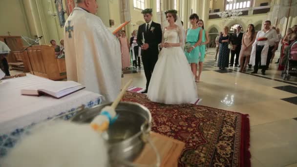Căsătoria în biserica gotică. O pereche de nuntă lângă altar. 31.08. 2015, Biserica Sfinţilor. Olha și Elizabeth, Lviv, Ucraina — Videoclip de stoc