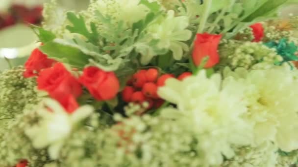 Hermoso ramo de flores en la mesa de fiesta de lujo. Primer plano extremo — Vídeo de stock