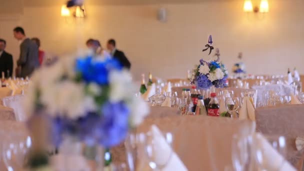 Réception de mariage de luxe. Table joliment décorée avec invité flou à l'arrière-plan — Video