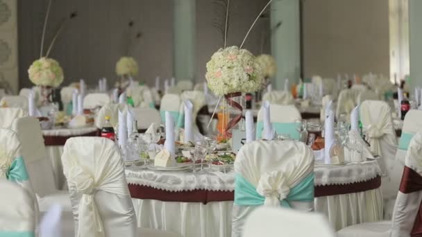 Накрытие стола на роскошный свадебный прием. Красивые букеты цветов, как центральные фигуры на столе — стоковое видео