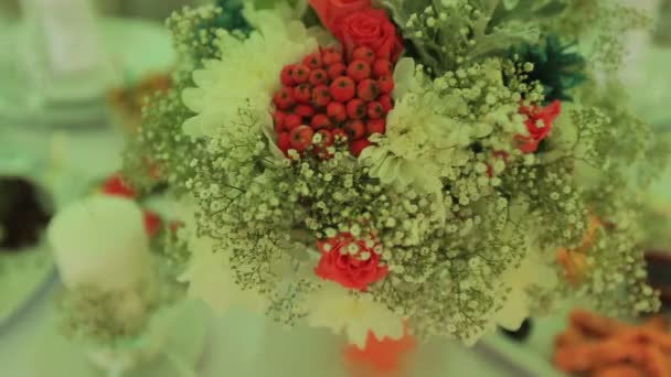 Beau bouquet de fleurs sur la table de mariage de luxe. Extrême gros plan — Video