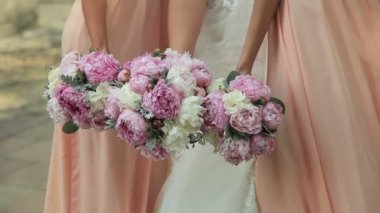 Gelin ve iki nedime buketleri ile poz