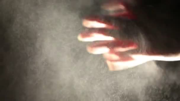 Руки женщины-боксера потирают руки перед боем на тёмном фоне — стоковое видео
