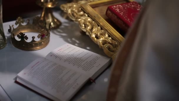 Heilige Bijbel op het kerk altaar — Stockvideo