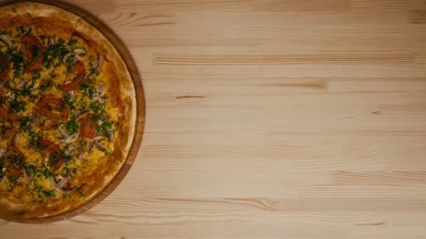 Välsmakande pizza flyttar på köksbordet, skörd bakgrund - stop motion-animering — Stockvideo
