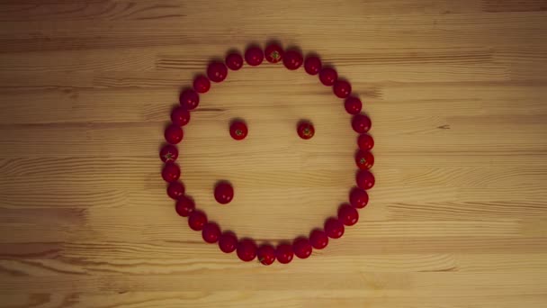 Tomates cerises formant une émotion visages sur la surface en bois, fond de récolte animation stop motion — Video