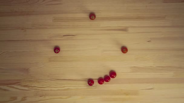 Tomates cherry formando un reloj en movimiento en la superficie de madera, fondo de la cosecha - stop motion animación — Vídeo de stock