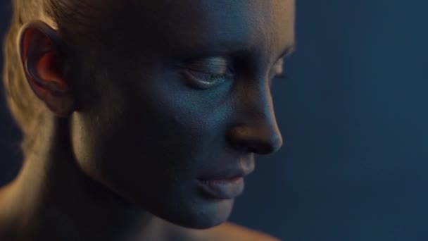 Крупный план портрет красивой женщины с черным телом и зелеными глазами, смотрящими в сторону — стоковое видео