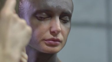 Sanatçı sanat sanatsal bir kadın fotoğrafı için makyaj yapma Close-Up siyah renkle boyanmış