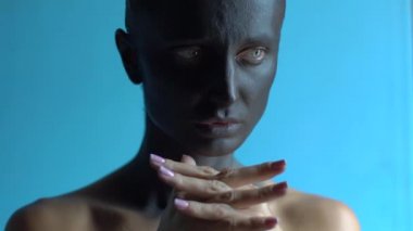 Suratından elele ve tarafına bakarak bir güzel genç siyah boyalı deri kadın moda portre