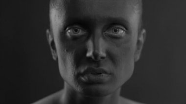 Kameraya bakarak ve gözleri - bw görüntü kapanış siyah bodyart ile güzel kadının yakın çekim portre