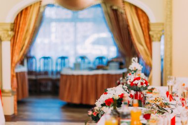 Lüks masa düğün veya restoranda başka bir catered olay akşam yemeği için ayarlanmış