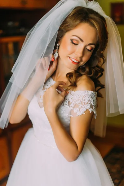 Retrato de hermosa novia joven en la decoración de la boda — Foto de Stock