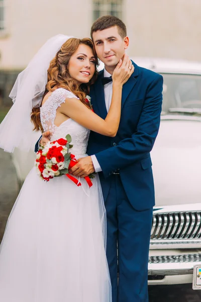 빈티지 자동차의 배경에서 포즈 행복 한 그냥 결혼된 커플 — 스톡 사진