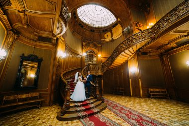 Sevimli gelin ve şaşırtıcı vintage iç bir arka plan üzerinde poz yakışıklı zarif damat