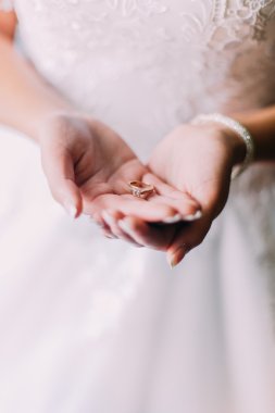 Alyans ellerinde tutan gelin