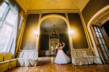 Sevimli gelin ve lüks iç arka planda poz yakışıklı zarif damat