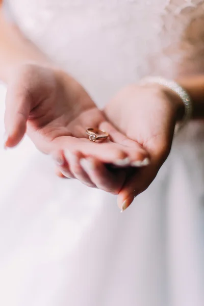 Bride holding engagement ring on her hands — Stock Photo, Image