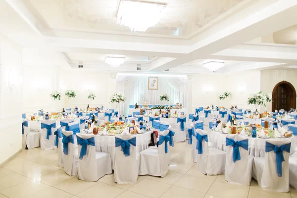 Restaurant table set for luxury wedding in bright hall — Stock Photo, Image