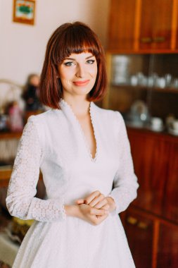 Kızıl saçlı genç kadın gelin, gülümseyerek, kameraya bakarak portresi.