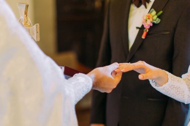 Rahip düğün töreni sırasında gelin parmağı yüzük koyarak