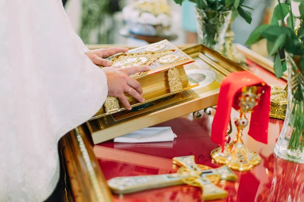 Pastor leser bibel under bryllupsseremonien i den ortodokse kirke – stockfoto