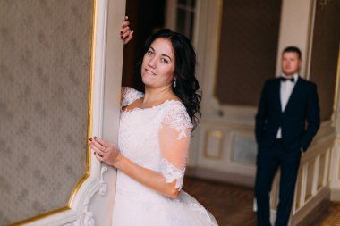 Mutlu yeni evli çift lüks vintage iç poz. Gelin odak