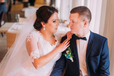 Birlikte Restoran salonda konuşurken mutlu yeni evliler Close-Up