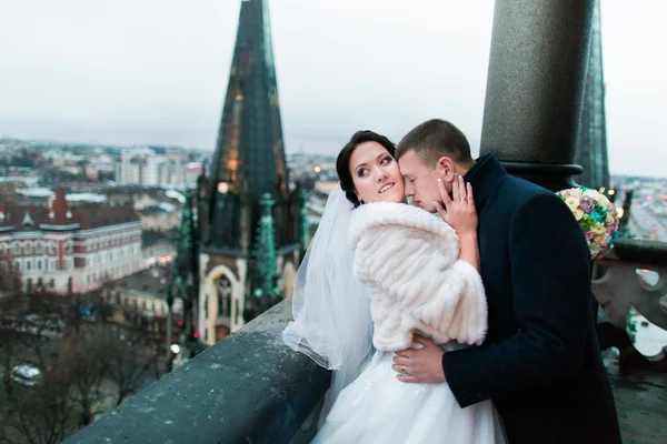 Newlywed szczęśliwa Panna młoda i pan młody ma słodka chwila gorącym na balkonie w starej gotyckiej katedry — Zdjęcie stockowe