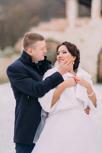 Portret zimowy ślub. Miłości pana młodego, starannie dotykając jego uroczej żony twarz — Zdjęcie stockowe