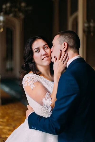 Retrato de feliz pareja recién casada besándose en el lujoso interior vintage — Foto de Stock