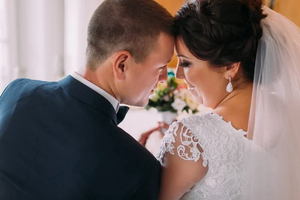 Lyckligt nygifta embracing och kommer att kyssa. Närbild — Stockfoto