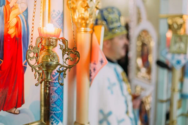 Perinteinen uskonto ortodoksinen kuvake lamppu kirkon sisällä liturgian aikana — kuvapankkivalokuva