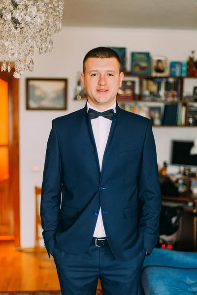 Porträtt av ung kaukasisk man klädd i snygg elegant kostym med fluga — Stockfoto